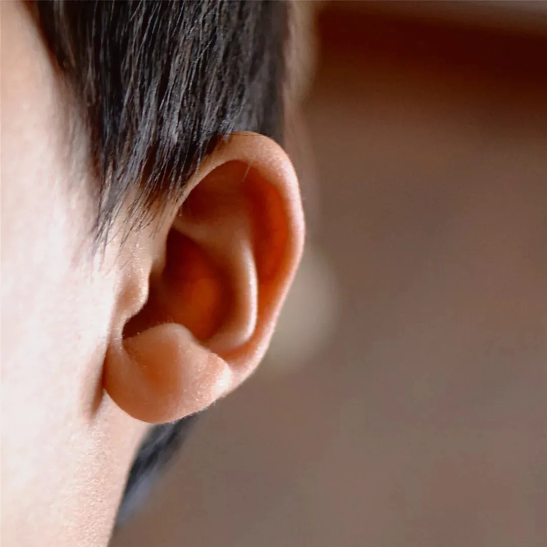 "鸣天鼓":两手掌心紧贴两耳,两手食指,中指,无名指,小指横按在两侧枕